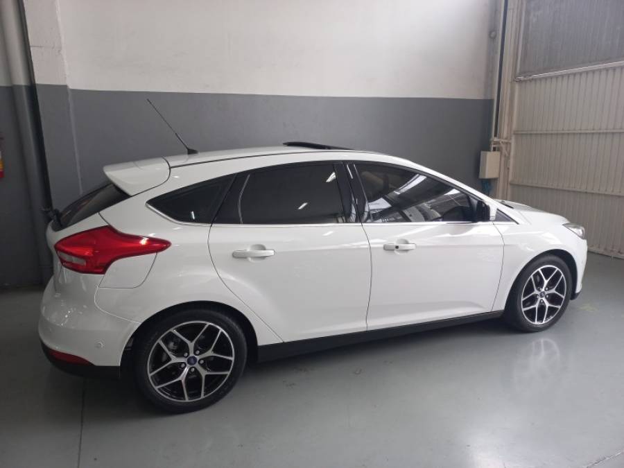 FORD - FOCUS - 2015/2016 - Branca - R$ 73.000,00