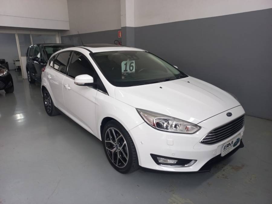 FORD - FOCUS - 2015/2016 - Branca - R$ 73.000,00