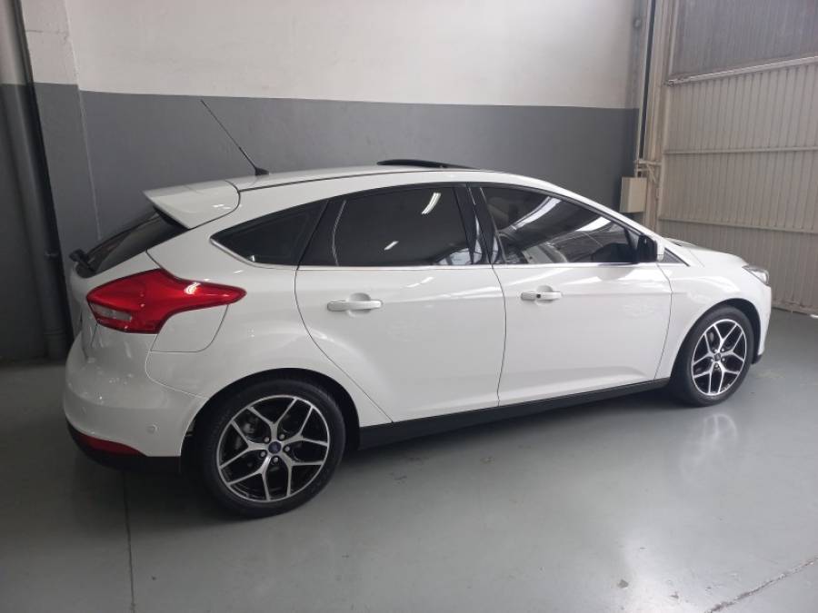 FORD - FOCUS - 2015/2016 - Branca - R$ 73.000,00