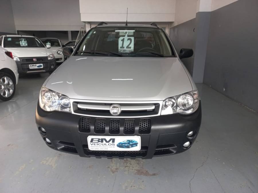 FIAT - STRADA - 2011/2012 - Prata - R$ 41.000,00
