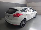 FORD - FOCUS - 2015/2016 - Branca - R$ 73.000,00