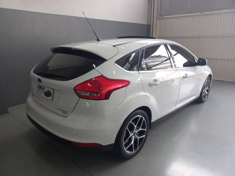 FORD - FOCUS - 2015/2016 - Branca - R$ 73.000,00
