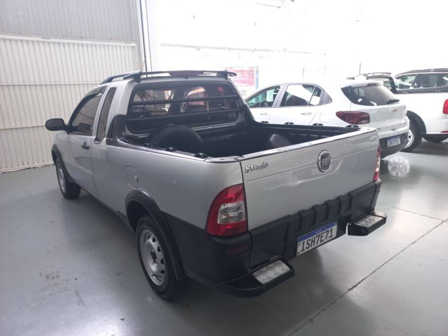 FIAT - STRADA - 2011/2012 - Prata - R$ 41.000,00