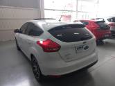 FORD - FOCUS - 2015/2016 - Branca - R$ 73.000,00