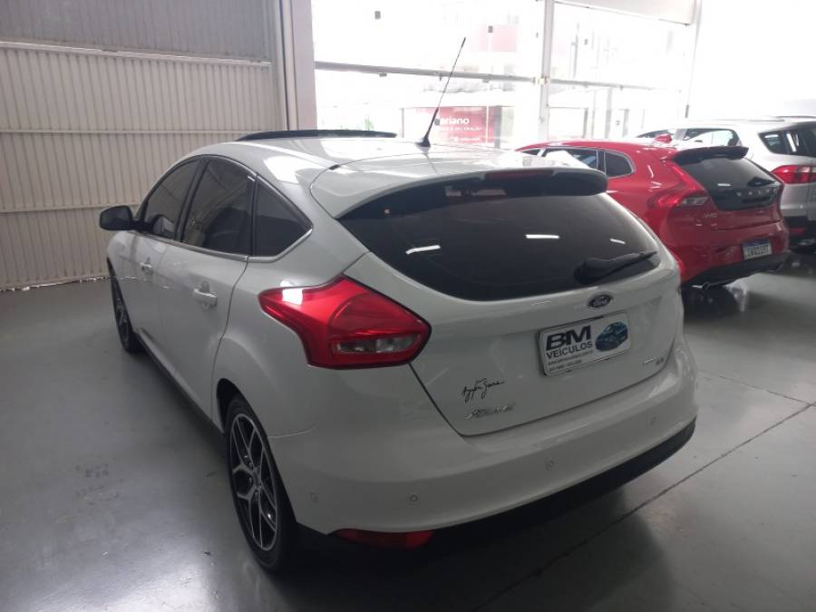 FORD - FOCUS - 2015/2016 - Branca - R$ 73.000,00