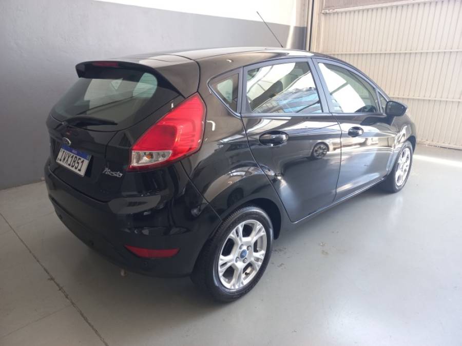 FORD - FIESTA - 2015/2016 - Preta - R$ 49.900,00