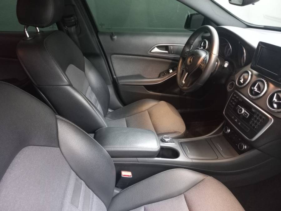 MERCEDES-BENZ - GLA 200 - 2015/2015 - Preta - R$ 103.000,00