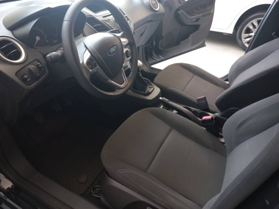FORD - FIESTA - 2015/2016 - Preta - R$ 49.900,00