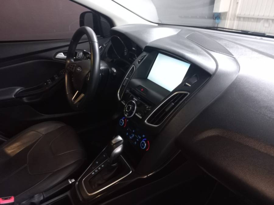 FORD - FOCUS - 2015/2016 - Branca - R$ 73.000,00