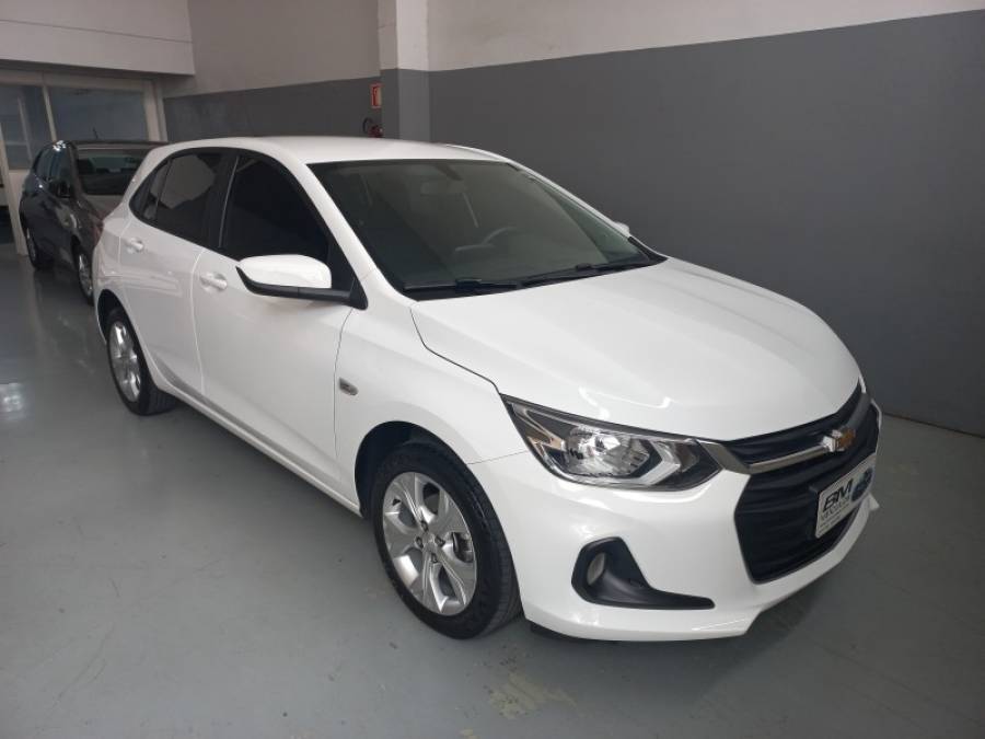 CHEVROLET - ONIX - 2022/2023 - Branca - R$ 89.900,00