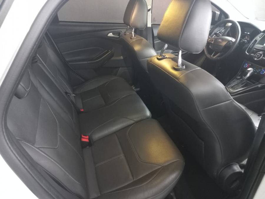 FORD - FOCUS - 2015/2016 - Branca - R$ 73.000,00