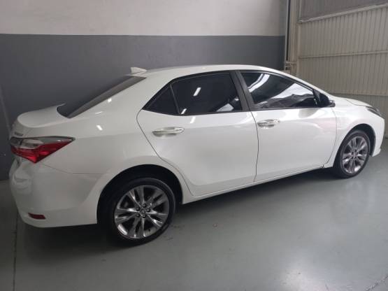 TOYOTA - COROLLA - 2017/2018 - Branca - R$ 103.000,00