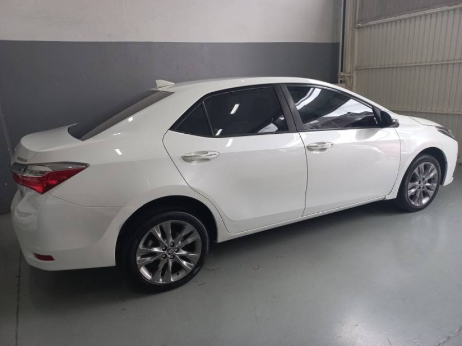 TOYOTA - COROLLA - 2017/2018 - Branca - R$ 103.000,00