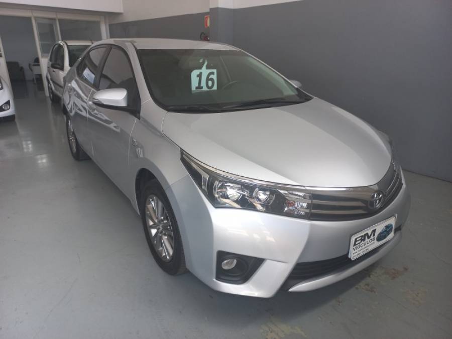 TOYOTA - COROLLA - 2015/2016 - Prata - R$ 89.900,00